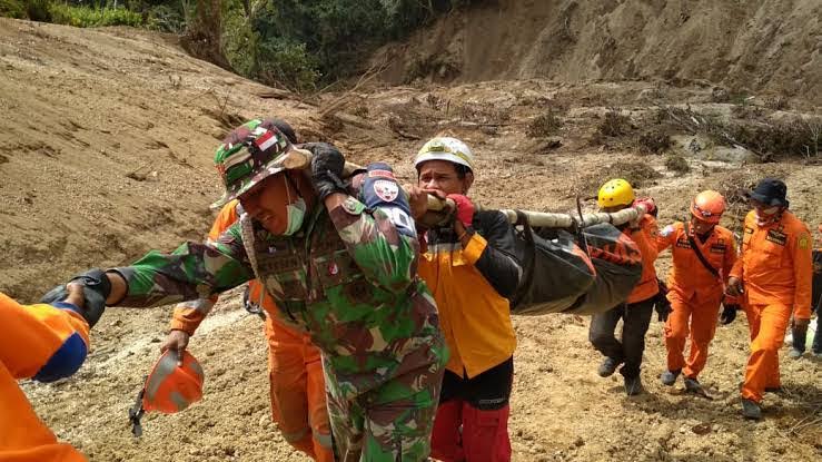 Petugas mengevakuasi jenazah korban gempa Lombok 2018 lalu