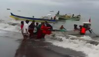 Tim SAR evakuasi remaja Lombok tewas tergulung ombak