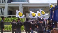 Sejumlah massa dari LSM Kasta NTB menggelar aksi unjuk rasa di Kantor OJK NTB, Selasa, 13 Februari 2024