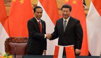 Keengganan Tiongkok terlibat di forum multilateral menyulitkan Indonesia. Joko Widodo meeting Xi Jinping, March 2015 oleh Setkab Sekretariat Kabinet Rep. Indonesia CC 4.0