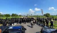 Polisi menghalau bentrokan warga Desa Ketare dan Dusun Kadek Desa Segala Anyar