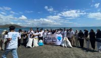 Komunitas Cinta Biru Lombok Barat usai menggelar kegiatan bersih Pantai Cemara dan pelepasan tukik.