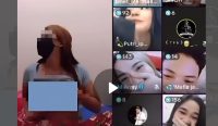 Tangkapan layar pelaku memamerkan payudara saat live Tiktok (istimewa)