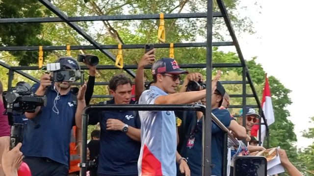 Pembalap MotoGP Marc Marquez menyapa warga saat Parade Pembalap MotoGP di Mataram