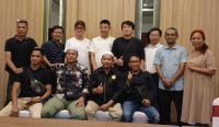 Pengurus dan anggota Asosiasi Pedagang dan Pengerajin Mutiara Lombok bersama pedagang mutiara asal Cina foto bersama usai bersepakat menjalin kemitraan di Hotel Montana pada Selasa, 29 Oktober 2024.