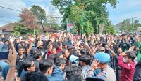 Aksi solidaritas mahasiswa terhadap enam rekannya yang ditahan Polda NTB (koranntb)