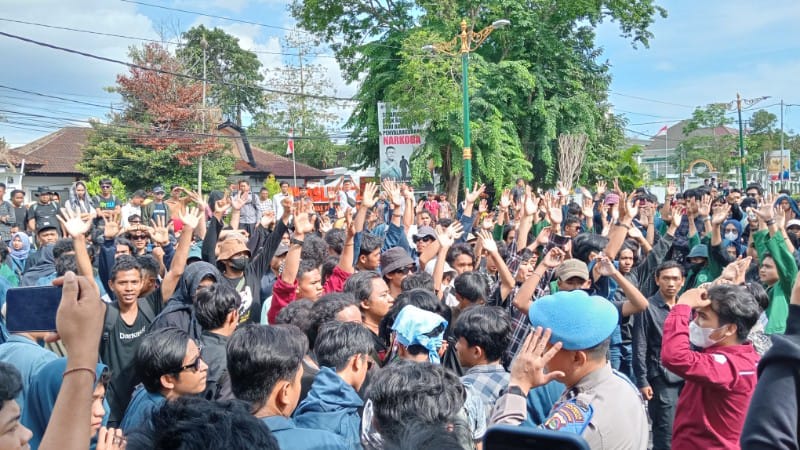 Aksi solidaritas mahasiswa terhadap enam rekannya yang ditahan Polda NTB (koranntb)