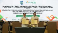 Penjabat Gubernur NTB Hassanudin dan Direktur Utama Bank NTB Syariah, Kukuh Raharjo usai penandatanganan MoU Kartu Kredit Pemerintah Daerah (KKPD) di Ruang rapat Kantor Pusat Bank NTB Syariah, Rabu, 30 Oktober 2024.