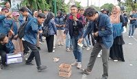 Mahasiswa donasi untuk biaya engsel gerbang Kantor DPRD NTB yang rusak (koranntb)