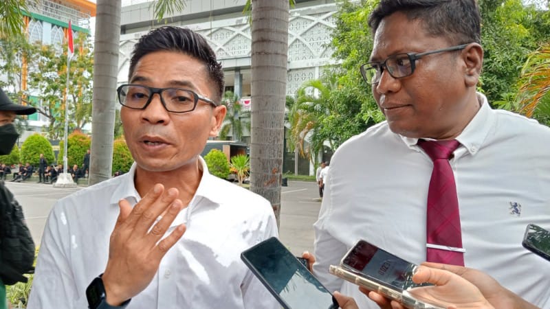 oleh Hamdan Kasim dari Fraksi Golkar dan Ali Al-khairi dari Partai Gerindra