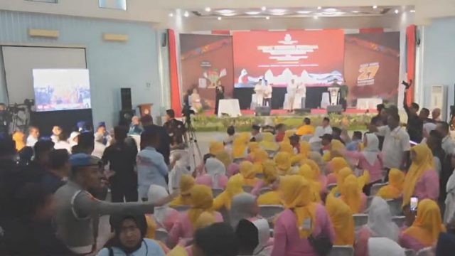 Pendukung Paslon terlibat kericuhan saat debat perdana Calon Wali Kota dan Wakil Wali Kota Bima, Senin malam, 28 Oktober 2024. (istimewa)