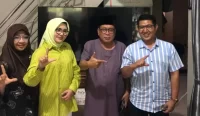 Senator Evi Apita Maya (baju kuning) saat bertemu Abah Uhel (istimewa)