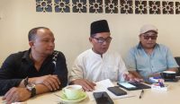 Fihiruddin (kiri) bersama kuasa hukumnya