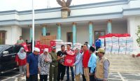 Lale Syifaun Nufus menyerahkan bantuan untuk korban puting beliung di Jonggat dan Kuripan