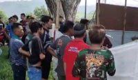 Warga menggelar protes di di TPS 06, Desa Juranalas, Kecamatan Alas, Sumbawa karena ada surat suara tercoblos duluan (istimewa)