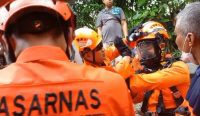 Tim SAR mengevakuasi jenazah tiga warga di dalam sumur (dok/SAR)