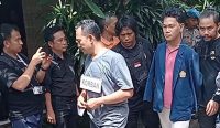 Tersangka Agus menjalani rekonstruksi di sebuah homestay (koranntb)