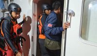 Tim SAR saat evakuasi kru kapal yang sakit (sumber: SAR Mataram)