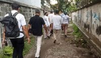 Sejumlah penyidik saat mendatangi kediaman Agus tersangka pelecehan seksual di Mataram