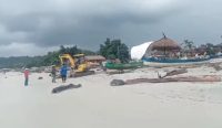 Pihak Villa Lantis membawa mini excavator ke Pantai Selong Belanak