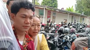 Agus disabilitas saat keluar ruang sidang di Pengadilan Negeri Mataram, Kamis, 16 Januari 2025