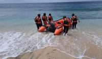 Tim SAR mencari korban hilang di Pantai Mangsit, Kecamatan Batu Layar, Lombok Barat