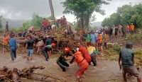 Proses evakuasi korban banjir di Bima