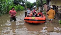 Petugas mengevakuasi warga Desa Karang Bongkot Labuaapi yang terjebak banjir