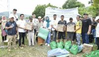 Penyerahan bantuan untuk korban banjir
