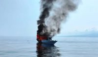 Kondisi kapal neyalan yang terbakar di perairan Gili Meno (istimewa)