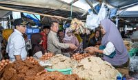Gubernur NTB, Dr. Lalu Muhamad Iqbal meninjau pasar