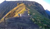 Tiga WN Australia terekam CCTV BTNGR mendaki ilegal di Gunung Rinjani (Sumber: BTNGR)