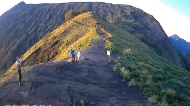 Tiga WN Australia terekam CCTV BTNGR mendaki ilegal di Gunung Rinjani (Sumber: BTNGR)