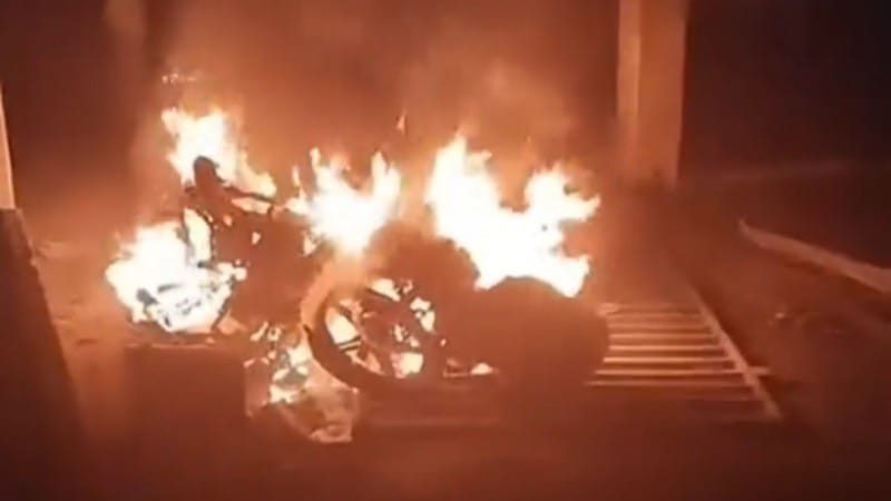Sepeda motor di Polsek Kayangan dibakar massa