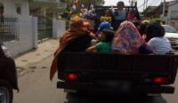Ilustrasi mobil bak terbuka bawa penumpang (istimewa)