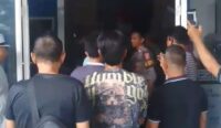 Sejumlah massa menggeruduk kantor debt collector di Mataram, Lombok