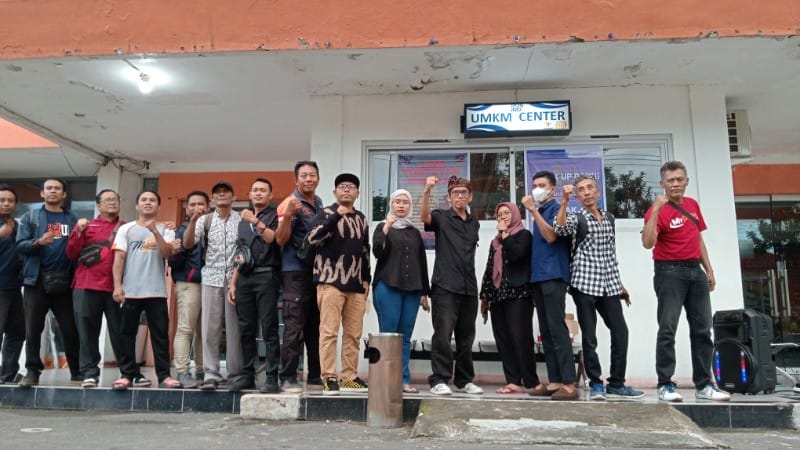 Karyawan PT Pos Indonesia di Mataram menggelar aksi