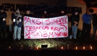 Sejumlah mahasiswa menggelar aksi bakar lilin di depan Polda NTB untuk mendesak kepolisian serius mengusut kasus kematian Brigadir Nurhadi, Kamis malam, 8 Mei 2025.