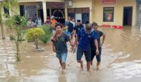 Polsek Woha memindahkan tahanan akibat tergenang banjir, Sabtu, 10 Mei 2025