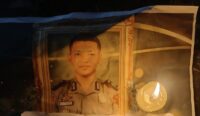 Aksi bakar lilin mahasiswa di depan Polda NTB mendesak pengusutan kasus Brigadir Nurhadi