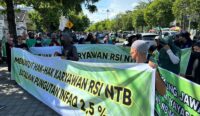 Aksi unjuk rasa karyawan RSI NTB di Disnaker Kota Mataram