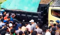 Warga mengevakuasi korban yang terlindas dum truk di Lombok Tengah