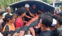 Tim SAR dan warga mengevakuasi korban tewas terseret arus sungai di Sandik, Lombok Barat