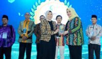 Bank NTB Syariah menerima penghargaan di Ajang Anugerah Adinata Syariah 2025