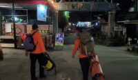 Tim SAR saat berangkat melalui Jalur Torean untuk evakuasi korban