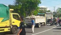 Puluhan sopir truk di Lombok menggelar demo terkait aturan ODOL