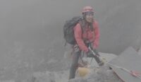 Agam Rinjani saat mengevakuasi jenazah Juliana Marins dari tebing Gunung Rinjani