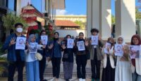 Mahasiswa membentang poster dukungan terhadap korban pelecehan seksual di Pengadilan Negeri Mataram, Rabu, 11 Juni 2025