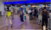 Kondisi antrean pengunjung di Bandara Lombok