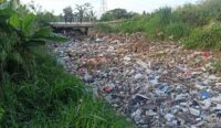 Ilustrasi genangan sampah di sungai (foto: M. Surjaya/Okezone.news)